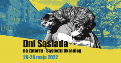 Grafika w kolorze niebiesko- żółtym. Plecy mężczyzny, na którego barkach siedzi kot w tle blok mieszkalny i drzewa. Dni Sąsiada na Zatorzu - Sąsiedzi Ukraińcy.
